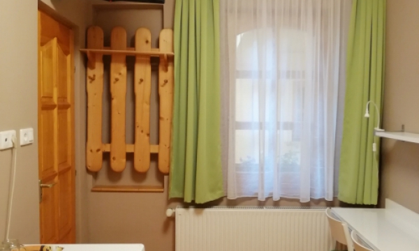 Szabad szoba Esztergom, franciaágyas szoba felszereltsége: hűtő, Tv, asztal székekkel, légkondi