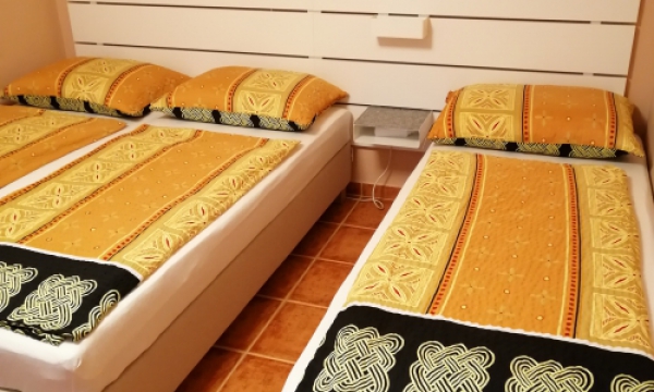 szabad szoba Esztergomban, földszinti háromágyas szoba 
